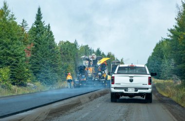 Huntsville, Kanada - 22 Eylül 2022: İşçi Paving a Road 