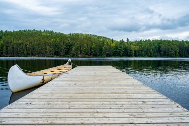 Opeongo Gölü, Algonquin Park, Kanada 'daki bir rıhtımın yanındaki Sakin Kano Sahnesi