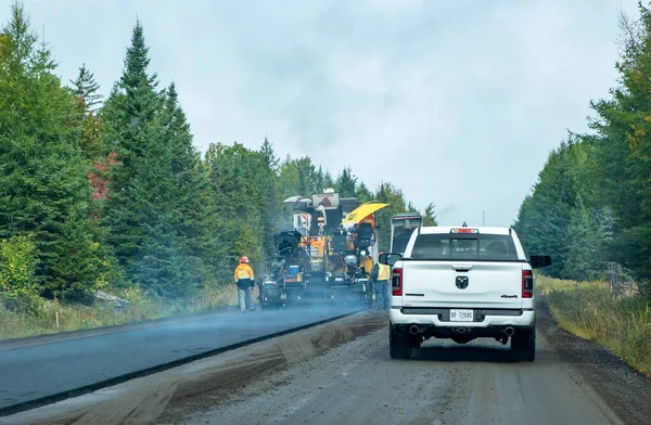 Huntsville Canada September 2022 Workmen Paving Road — Stock Photo, Image