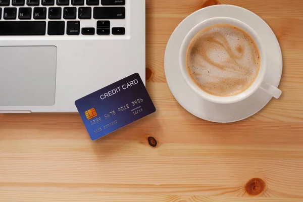 Πιστωτική Κάρτα Φορητό Υπολογιστή Και Κούπα Καφέ White Latte Concept — Φωτογραφία Αρχείου