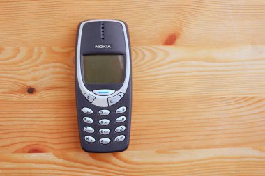 Bangkok, Tayland - 17 Kasım 2021 Kullanılmış Nokia cep telefonu modeli 3310 Ahşap zemin üzerinde tuş takımı ile, Boşluk Kopyala