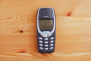 Bangkok, Tayland - 17 Kasım 2021 Kullanılmış Nokia cep telefonu modeli 3310 Ahşap zemin üzerinde tuş takımı ile, Boşluk Kopyala