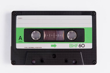 Beyaz arka planda antika siyah kaset, 70-80-90 'lar için cihazlar.