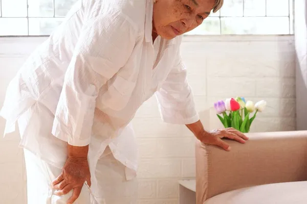 Donna Asiatica Anziana Con Capelli Grigi Con Una Gamba Dolorosa — Foto Stock