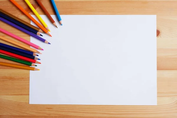 Kolor Ołówki Biały Papier Pustą Przestrzenią Aby Umieścić Wiadomości Drewnianym — Zdjęcie stockowe
