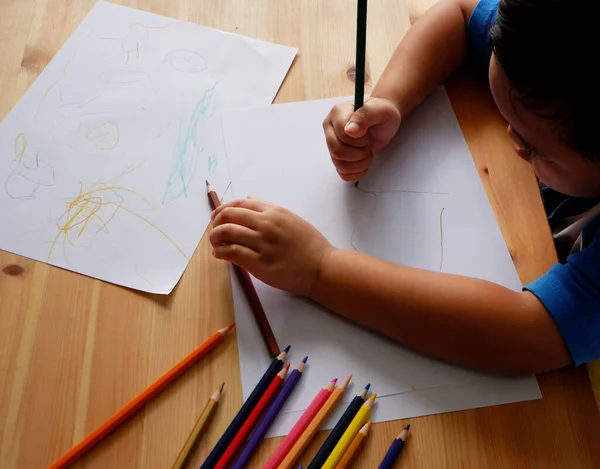 Cute Azji Chłopiec Rysunek Ołówkami Kolor Biały Papier Drewnianym Stole — Zdjęcie stockowe