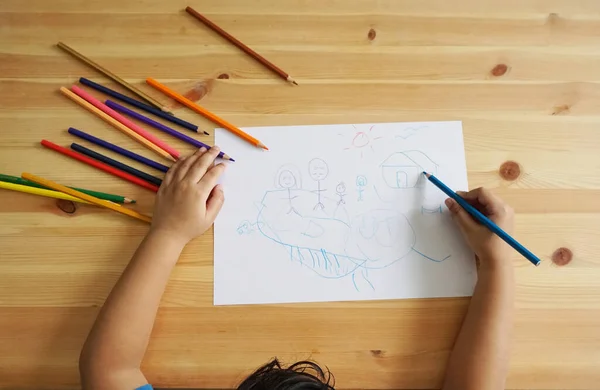 Słodki Azjatycki Chłopiec Rysunek Szczęśliwej Rodziny Domu Kolorowymi Ołówkami Białym — Zdjęcie stockowe