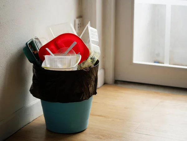 垃圾中的可处置塑料食品容器 家庭塑料废物问题 回收利用 — 图库照片