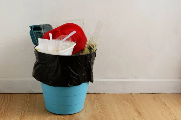 ごみ中のプラスチック食品容器の廃棄 家庭用プラスチック廃棄物問題 リサイクル ストック画像