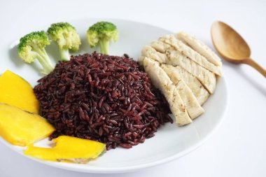 Bembeyaz bir arka planda beyaz bir tabakta kaynamış brokoli ve balkabağı olan riceberry pişirilmiş tavuk göğsü sağlıklı, organik gıdalar, antioksidan açısından zengin ve lifli.