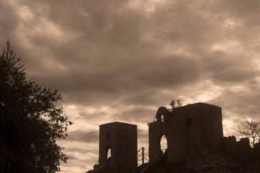Bulutlu bir günde Almerya 'daki (İspanya) Parque de las Familias' taki parktaki şato ve ağaçların fotoğrafları