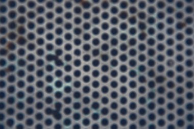 Geometrik ızgara şeklinde metalik bir yüzeyin fotoğrafı. Bulanık effec ile metal paslı yüzey