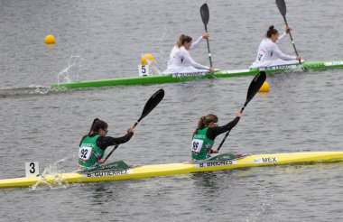 Barnaul, Rusya - 22 Mayıs 2021: Meksikalı atletler B. Gutierrez ve B. Briones, 2021 ICF Kano Sprint Dünya Kupası ve Olimpiyat Seçmeleri 'nde K2 W kategorisinde yarıştılar. Arkaplanda Avusturyalı sporcular.