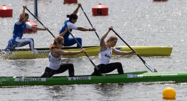 Barnaul, Rusya - 23 Mayıs 2021: Alman atletler A. Loske ve O. Preller 2021 ICF Dünya Canoe Sprint Kupası ve Olimpiyat Seçmeleri 'nde C2 W kategorisinde yarıştılar. Özbek sporcular arka planda.