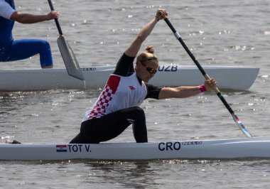 Barnaul, Rusya - 23 Mayıs 2021: Hırvat atlet Tot V. 2021 ICF Kano Sprint Dünya Kupası ve Olimpiyat Seçmeleri 'nde C1 W dalında yarışıyor.