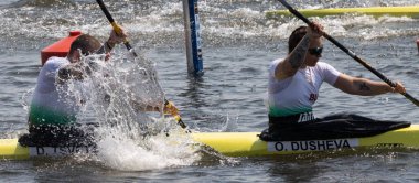 Barnaul, Rusya - 23 Mayıs 2021: Bulgar atletler D. Tsvetanov ve O. Dusheva, 2021 ICF Kano Sprint Dünya Kupası ve Olimpiyat Seçmeleri 'nde K2 X kategorisinde yarıştılar..