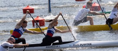 Barnaul, Rusya - 23 Mayıs 2021: Rus atletler Sharov D. ve I. Andreeva C2 X yarışmalarına katıldılar. Arka planda Alman sporcular.
