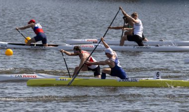 Barnaul, Rusya - 23 Mayıs 2021: Estonyalı ve Kanadalı sporcular 2021 ICF Dünya Kupası ve Olimpiyat Seçmeleri 'nde C1 M dalında yarışıyorlar. Arka planda Alman ve Rus sporcular.