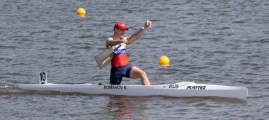 Barnaul, Rusya - 23 Mayıs 2021: Rus atlet Romanov K. 2021 ICF Kano Sprint Dünya Kupası ve Olimpiyat Seçmeleri 'nde C1 M dalında yarışıyor..