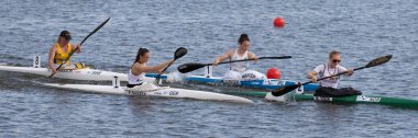 Barnaul, Rusya - 23 Mayıs 2021: Almanya, Norveç, İrlanda ve İsveç 'ten sporcular 2021 ICF Kano Sprint Dünya Kupası ve Olimpiyat Seçmeleri' nde K1 W dalında yarışıyor.
