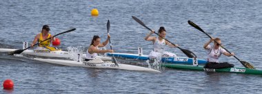 Barnaul, Rusya - 23 Mayıs 2021: Almanya, Norveç, İrlanda ve İsveç 'ten sporcular 2021 ICF Kano Sprint Dünya Kupası ve Olimpiyat Seçmeleri' nde K1 W dalında yarışıyor.