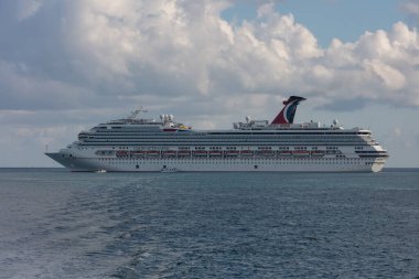 Belize sahili - 1 Ocak 2020 Belize açıklarında Karnaval Özgürlüğü 'nün havadan çekimi ve yanında iki küçük filika. Mavi gökyüzü ve beyaz bulutlar arka planda.