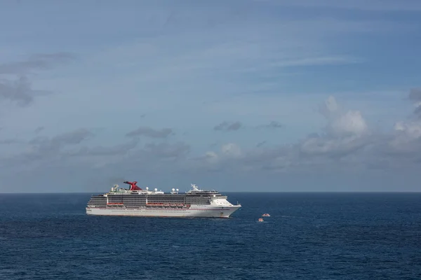 カリブ海 2020年5月23日 カーニバル プライドの空中撮影が海上に停泊し 2隻の救命ボートが近づいてきた 背景の青い空と白い雲 — ストック写真