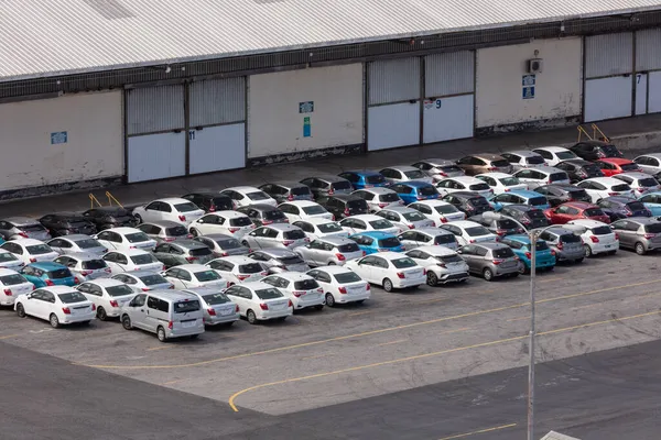 布里奇敦港 巴巴多斯 西印度群岛 2020年5月16日 布里奇敦港 汽车储藏室 各种全新的汽车 高角镜头 空中景观 免版税图库照片