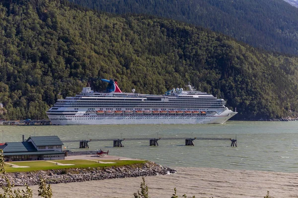 Skagway Alaska Agosto 2018 Carnival Splendor Atracó Puerto Edificio Del Fotos de stock libres de derechos