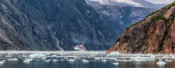Аляска Сша Августа 2018 Beautiful Carnival Legend Sailing One Alaskan — стоковое фото