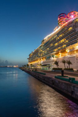 Nassau, Bahamalar - 13 Temmuz 2019: Deniz Piyadeleri Prensi George Rıhtımı 'nda gün batımında vuruldu. Mavi saat. Ön plandaki suda muhteşem ışık yansımaları var. Arkaplanda açık mavi gökyüzü.