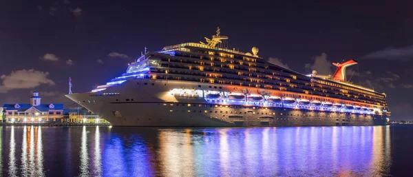 ナッソー バハマ 6月8 2019 夜にプリンスジョージワーフにドッキングカーニバルリバティークルーズ船の美しいパノラマショット 手前の港の水の中での豪華な光の反射 — ストック写真