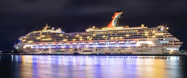 ナッソー バハマ 6月16 2019 夜にプリンスジョージワーフにドッキングカーニバルリバティークルーズ船の美しいパノラマショット 手前の港の水の中での豪華な光の反射 — ストック写真