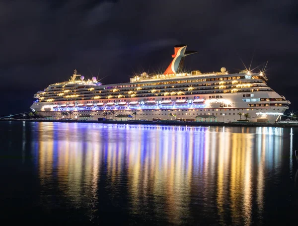 ナッソー バハマ 6月16 2019 夜にプリンスジョージワーフにドッキングカーニバルリバティークルーズ船の美しいサイドショット 手前の港の水の中での豪華な光の反射 — ストック写真