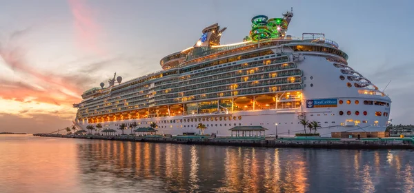 Nassau, Bahamalar - 22 Haziran 2019: Mariner of the Seas yolcu gemisinin güzel panoramik çekimi gün batımında Prens George Wharf 'a yanaştı. Önplandaki sudaki yansımalar.