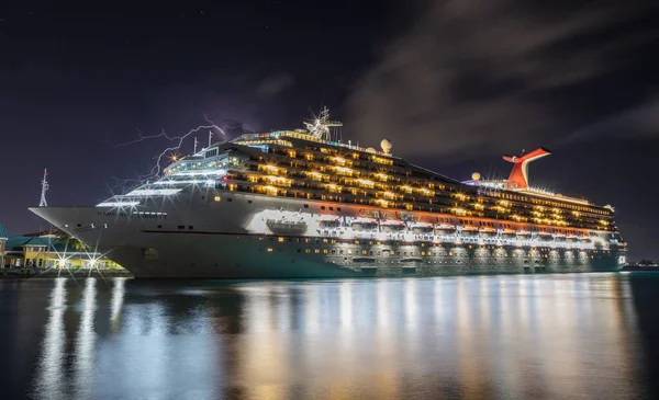 巴哈马拿骚 Nassau Bahamas 2019年8月24日 在乔治王子码头 Prince George Wharf 拍摄的美丽全景 狂欢节自由 — 图库照片