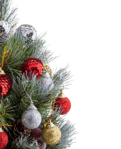 Vánoční Stromek Zelené Borové Větve Zdobené Jasně Červenými Zlatými Stříbrnými — Stock fotografie