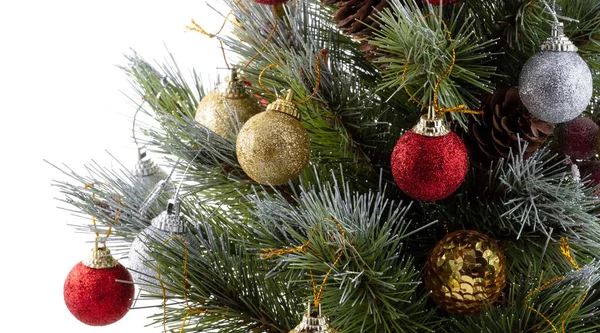 Vánoční Stromek Zelené Borové Větve Zdobené Jasně Červenými Zlatými Stříbrnými — Stock fotografie