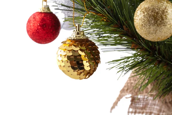 Vánoční Stromek Zelené Borové Větvičky Zdobené Zlatem Pletenou Kuličkou Rozostřené — Stock fotografie