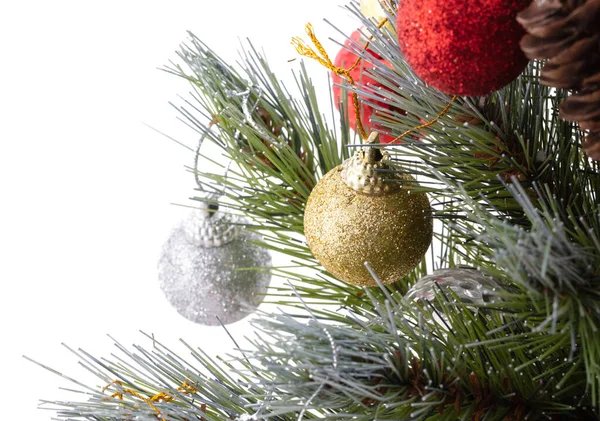 Vánoční Stromek Zelené Borové Větve Zdobené Zlatými Stříbrnými Červenými Míčky — Stock fotografie