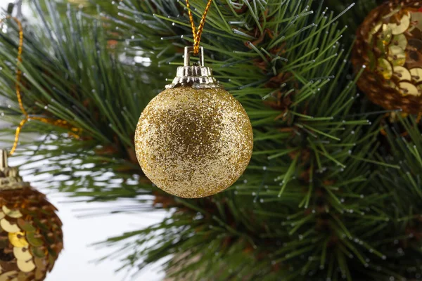 Vánoční Stromek Zelené Borové Větve Zdobené Zlatou Kuličkou Uprostřed Dvě — Stock fotografie