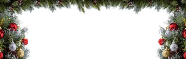 銀のボール コーン 赤い果実を持つクリスマスグリーンの松の枝 雪に覆われた松の小枝のヒント トップフレームのコピースペースに松の小枝 白い背景に隔離されている バナーサイズ — ストック写真