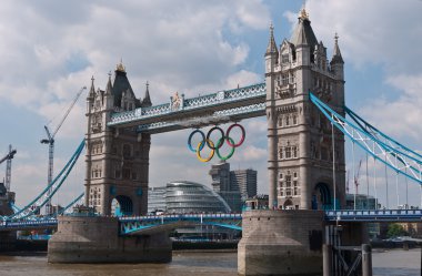 Tower bridge olimpik halka ile.