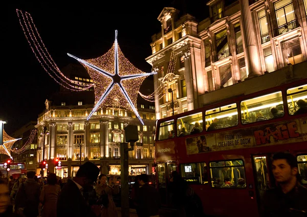 Londons berühmte Weihnachtsbeleuchtung in der Oxford Street. — Stockfoto