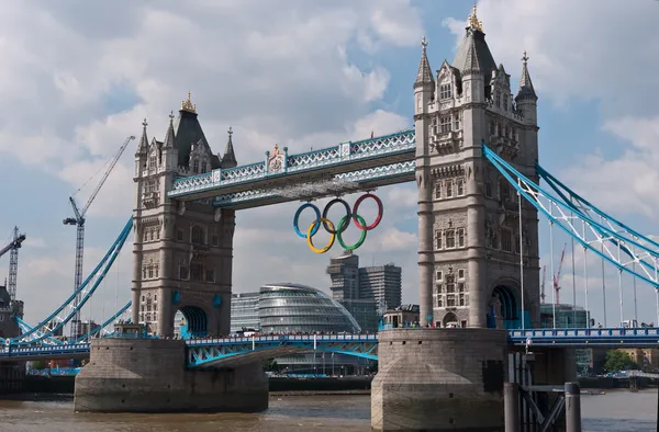 Tower bridge med de olympiska ringarna. — Stockfoto