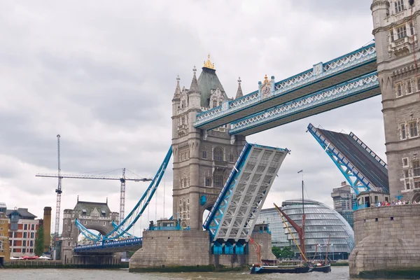 Mostu Tower bridge podnosi także może tradycyjne pływają barki. — Zdjęcie stockowe