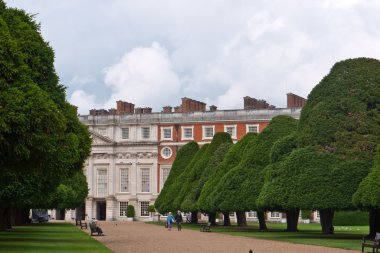 London, İngiltere-Temmuz 7: tarihi Kraliyet Sarayı hampton court görünümünü 1529, dan henry v111 tarafından geliştirilen nerede sadece ünlü hampton court çiçek Yarışması düzenlendi. 7 Temmuz 2012 Londra İngiltere'de