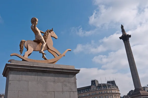 The Fourth Plinth sculpture with Nelson's Column. — Stock Photo, Image