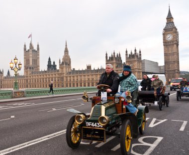 London, İngiltere - 7 Kasım: kıdemli araba kullanıyor büyük ben üzerinde rac Londra brighton usta araba çalıştırmak için. Londra, 7 Kasım 2010.