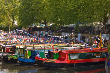 Londra'nın küçük Venedik, geleneksel renkler dar tekneler yıllık canalway Süvari Alayı başlaması için bekleyin.